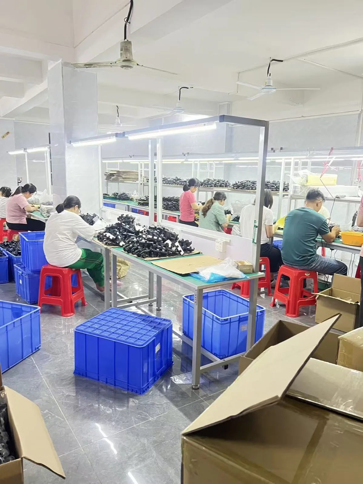 Assembly line workers at the Shenzhen Meiwang factory